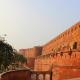 Crvena tvrđava u Delhiju Pa, dalje, u dubini tvrđave, otvorila se panorama luksuznih bijelih mramornih palača i prekrasnih vrtova