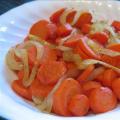 Filete de pescado guisado en salsa de crema agria con zanahorias y cebollas Combinación favorita: cebollas y zanahorias